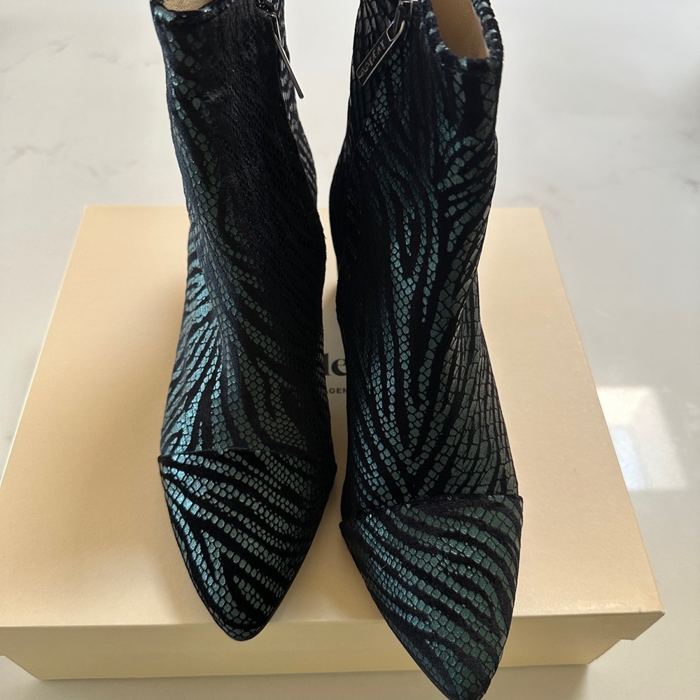 Chic Black and Green Ankle Boots, stylish, sophisticated, eye catching boots!